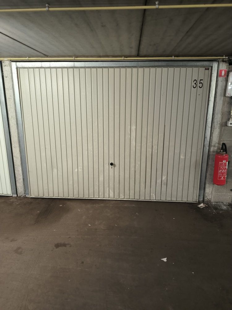 Gesloten garagebox in het hart van De Panne foto {{pictureIndex}}