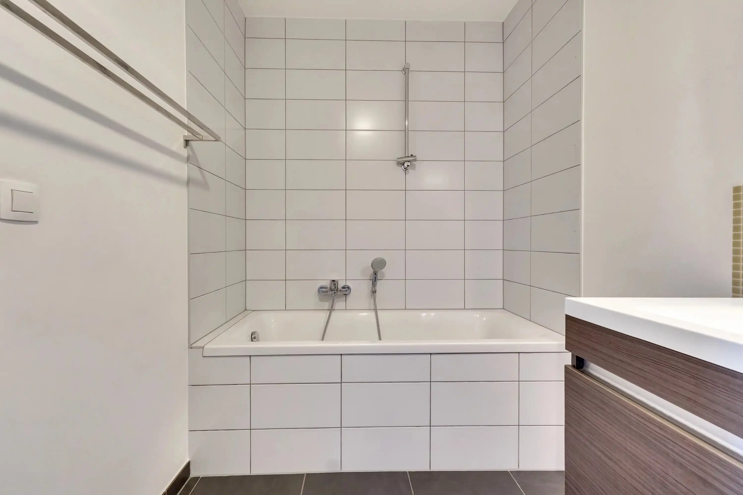 Instapklaar appartement met terras aan centrum Bilzen foto 18