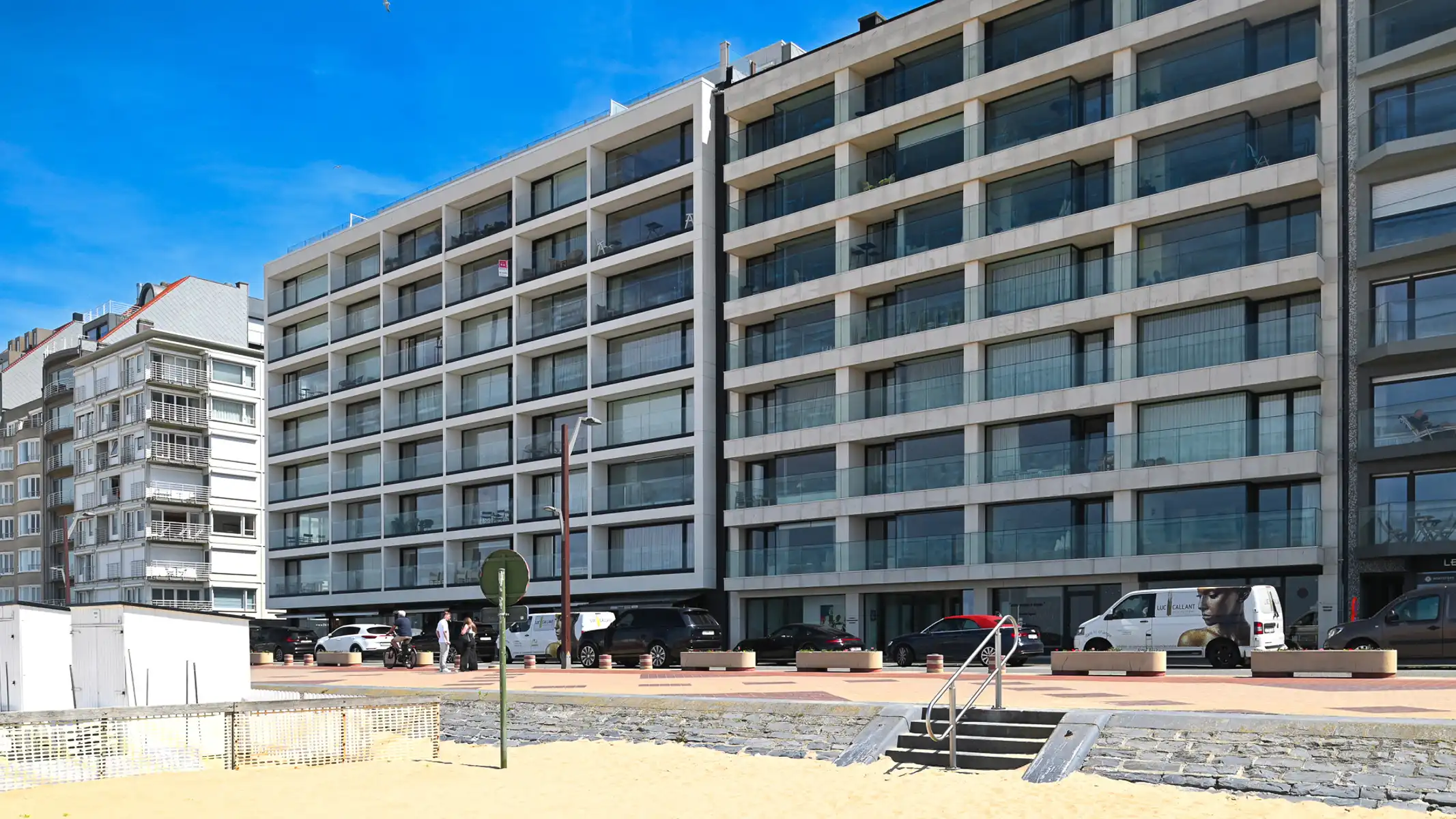 EXCLUSIEF: Ruim appartement met frontaal zeezicht foto 3