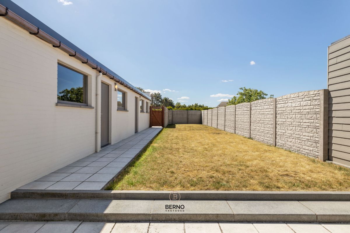 Instapklare rijwoning met 3 slaapkamers, ruime garage en zongerichte tuin. foto 25