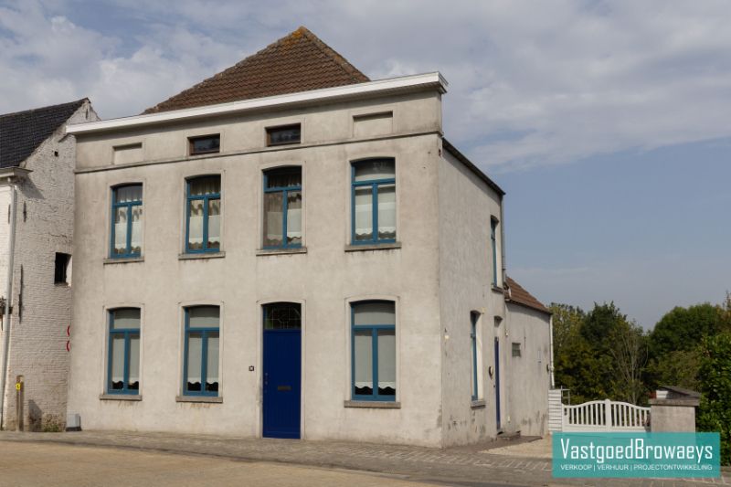 Hoofdfoto van de publicatie: Te koop: Karaktervol voormalig gemeentehuis in hartje Horebeke