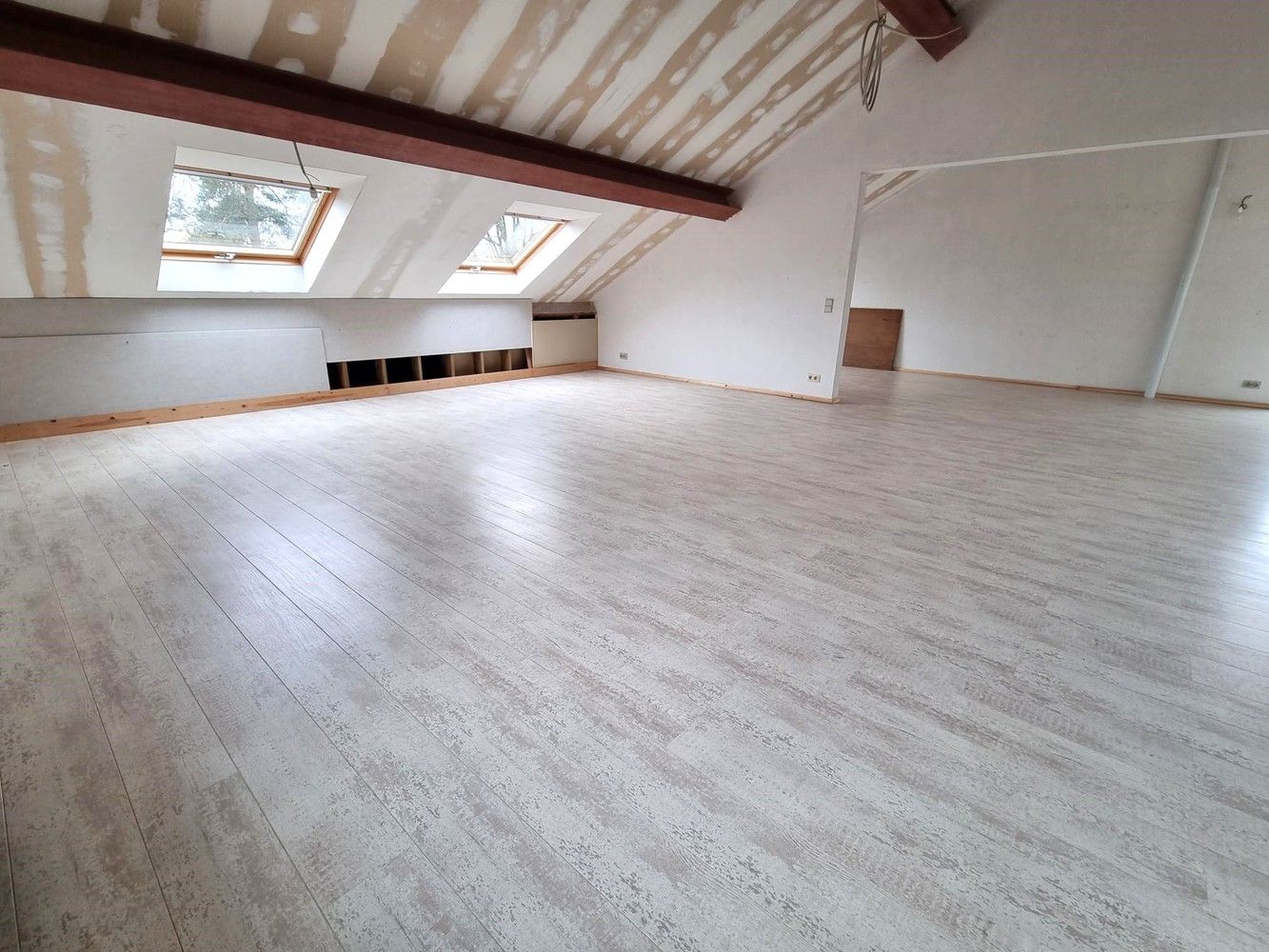 Vernieuwde woning, zeer rustig gelegen met enorm grote zolderruimte. Veel potentieel! foto 12