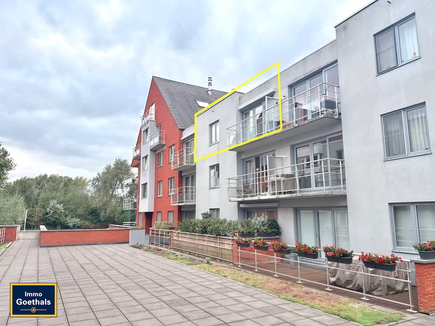 Zuidgericht appartement bij de markt met terras en garage. foto 16