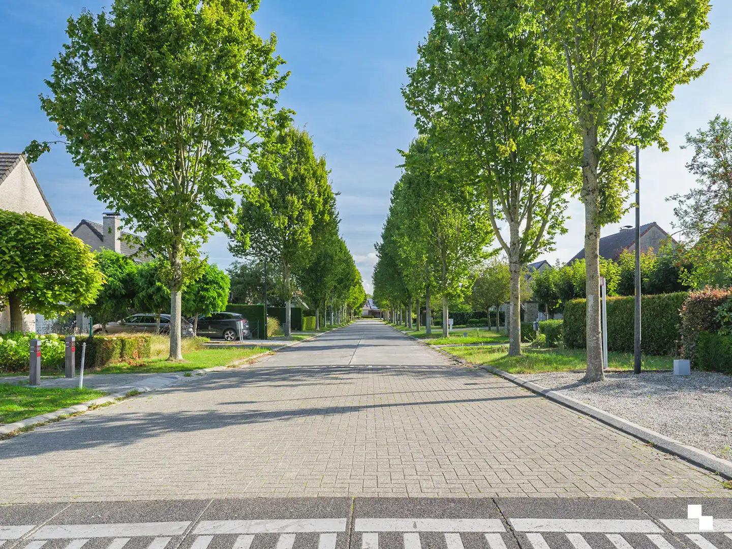 Laagbouwvilla in gegeerde straat met aangename tuin foto 21