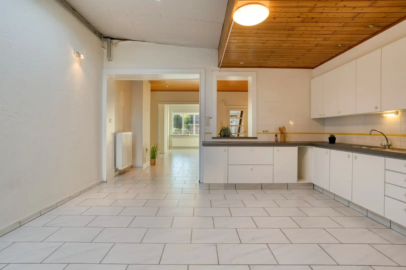 Verzorgde woning met diepe tuin, carport en uitweg achteraan! foto 8