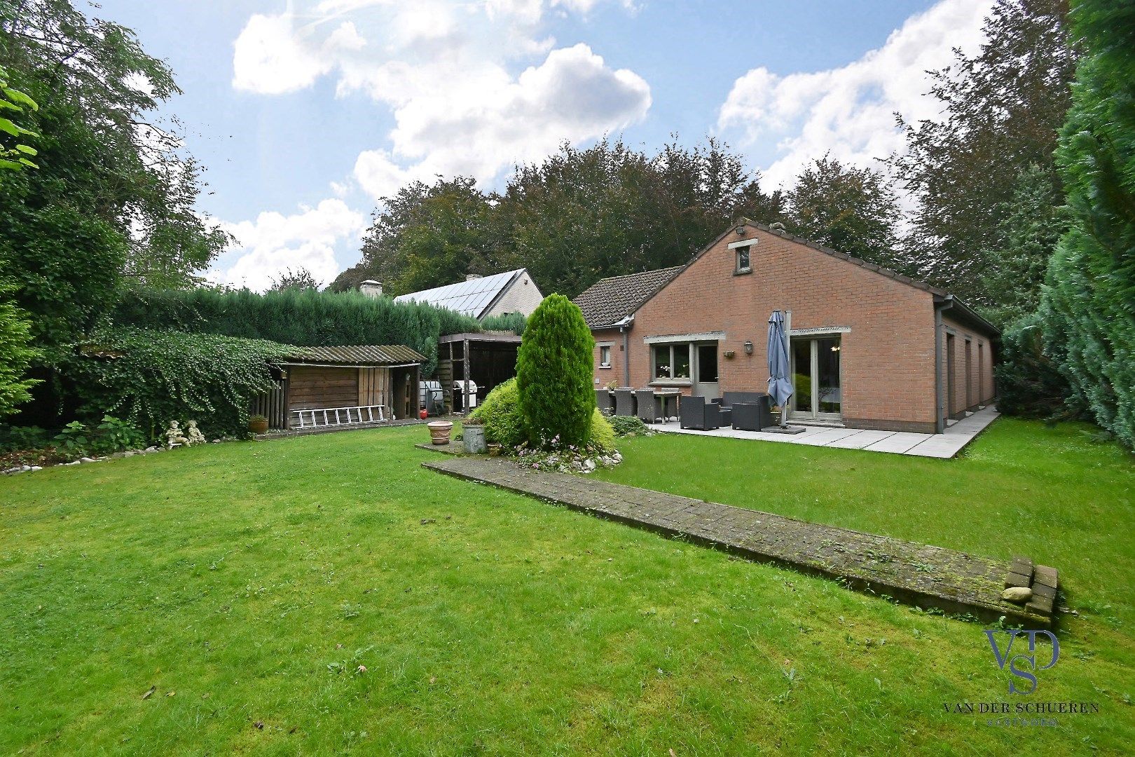 Hoofdfoto van de publicatie: Tijdloze bungalow in de Warande te Gavere.