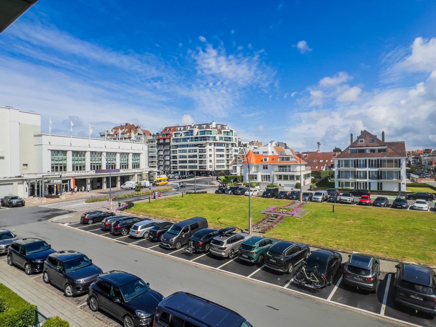 Luxueus gerenoveerd hoekappartement met open zicht op het Canadasquare, gelegen vlakbij het strand foto 28