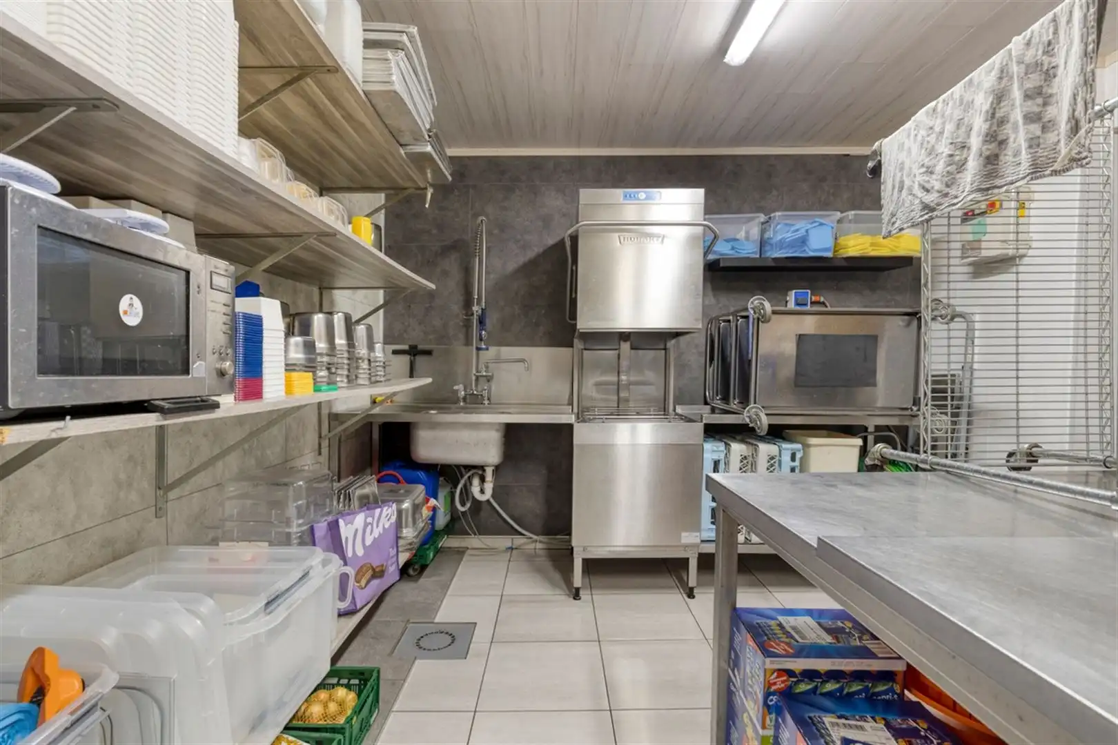 Goeddraaiende broodjeszaak met woning op toplocatie. foto 13