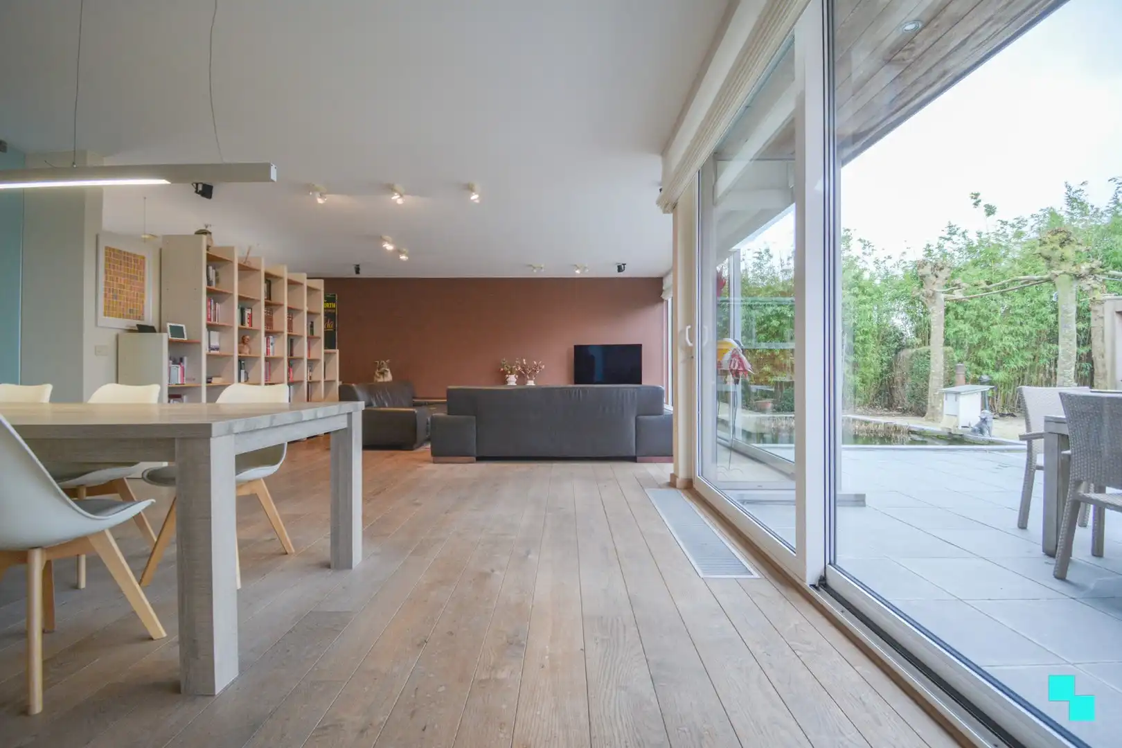 Bijzonder lichtrijke en verrassend ruime villa te Hooglede foto 5