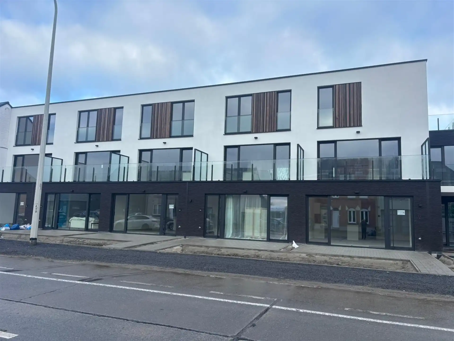 Modern gelijkvloers appartement met private tuin en ruime terrassen in Asse! foto {{pictureIndex}}