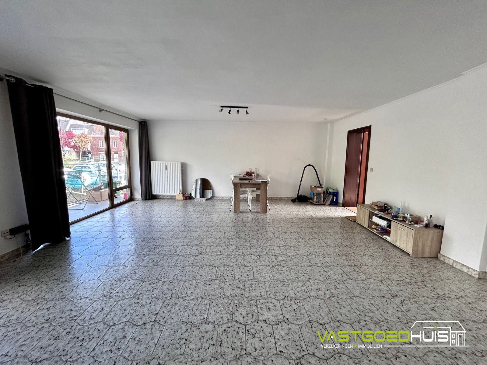 Ruim, gelijkvloers appartement met terras foto 6