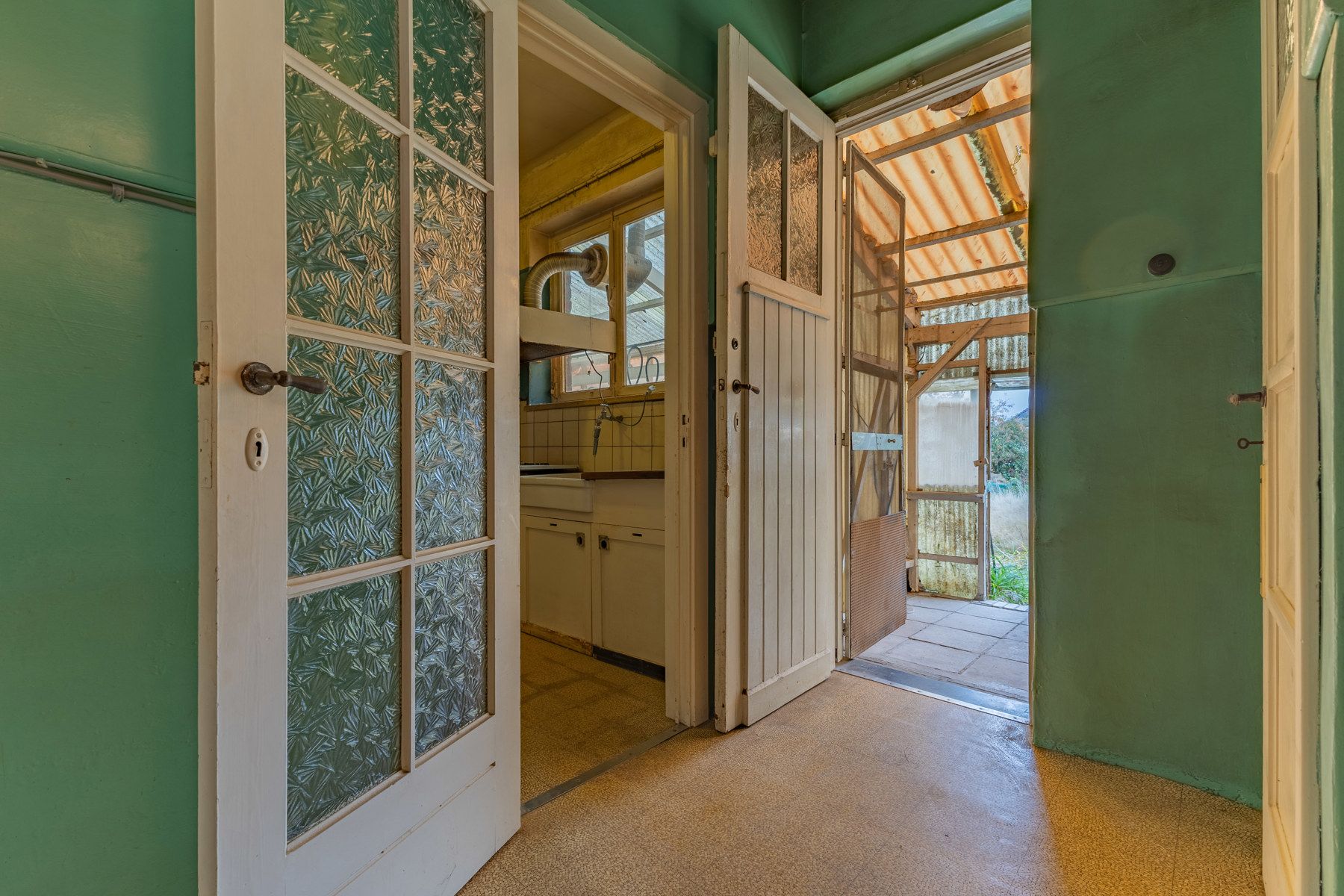 Gunstig gelegen te renoveren driegevelwoning foto 9