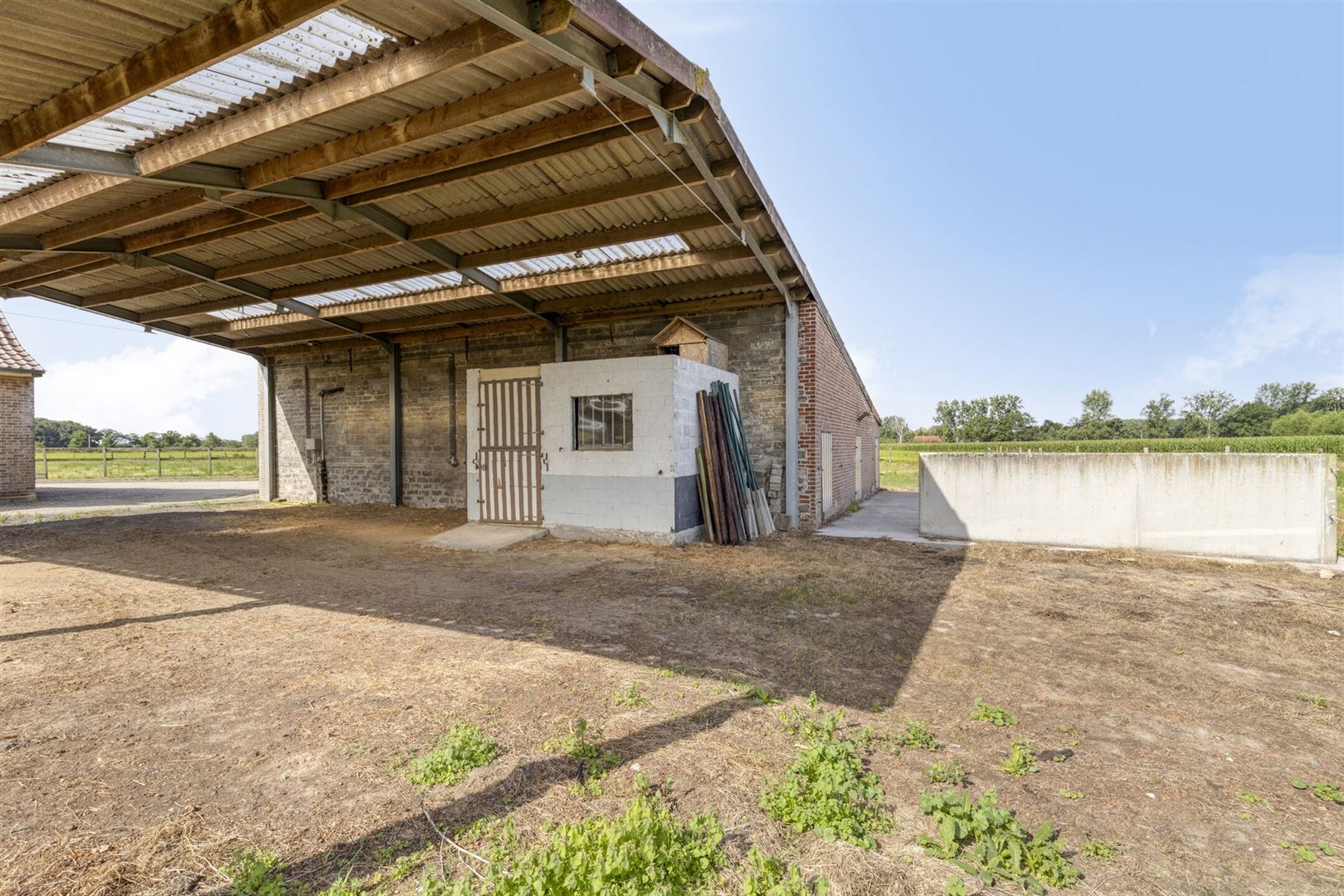 Ruime hoeve met stallingen foto 26