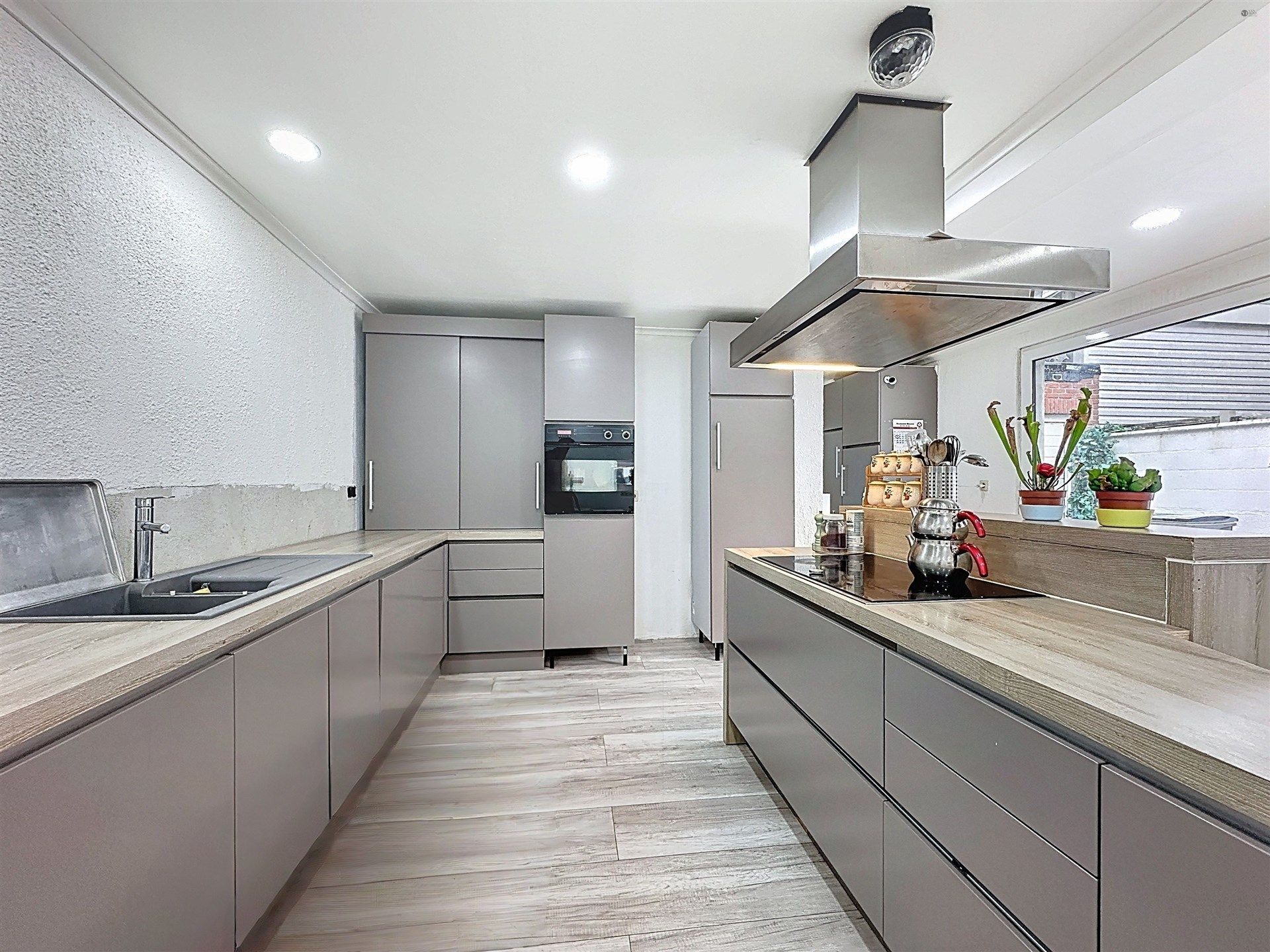 Ruime gezinswoning met 4 slaapkamers en 3 badkamers op perceel van 646m²! foto 2