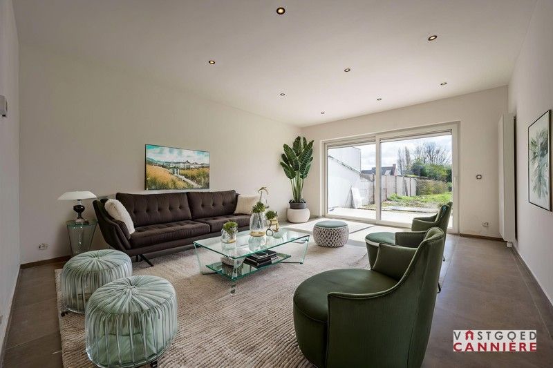 Prachtig, volledig gerenoveerde woning met leuke aangelegde tuin in Wevelgem TE KOOP! foto 2