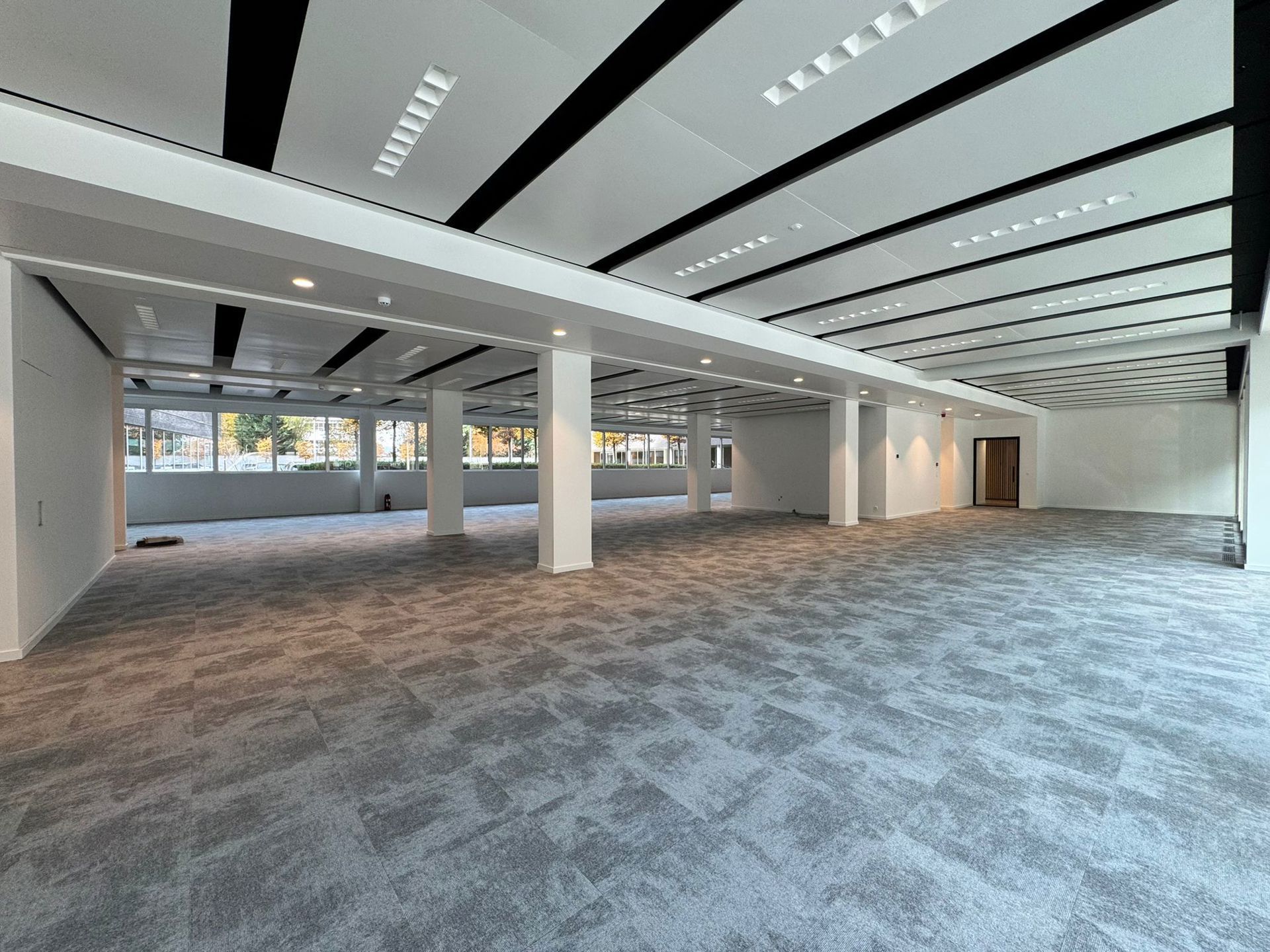 Modern gelijkvloers kantoor te huur te Antwerpen-Berchem foto 2