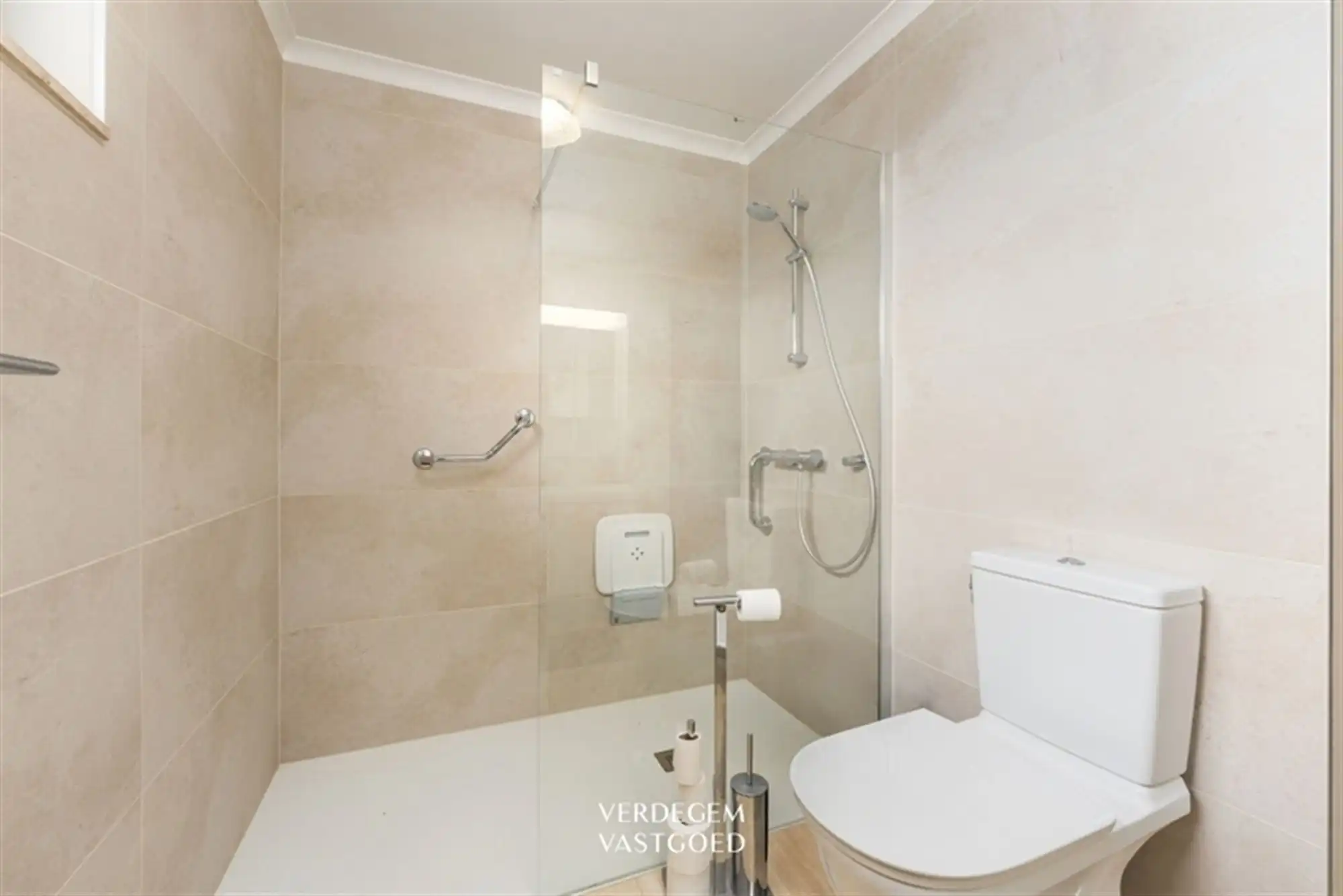 Tijdloze villa met 5+ slaapkamers en tuin, volledig onderkelderd foto 17