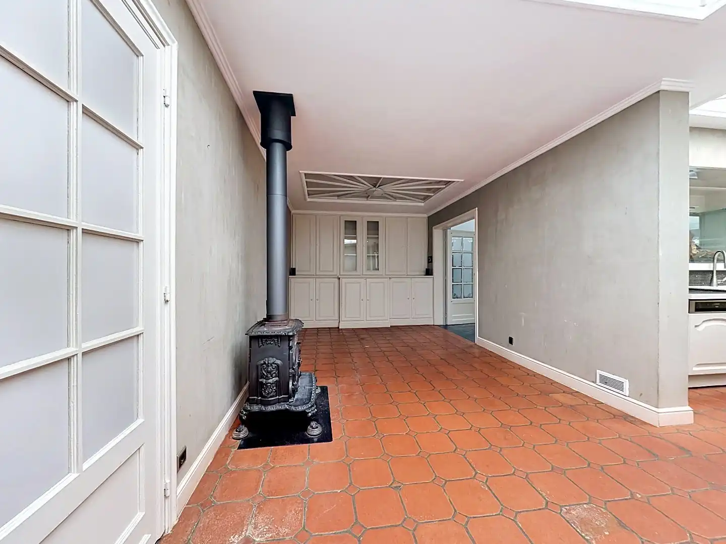 Exclusieve eigendom met handelsruimte, opbrengstappartementen en bouwgrond op toplocatie in Landen foto 12