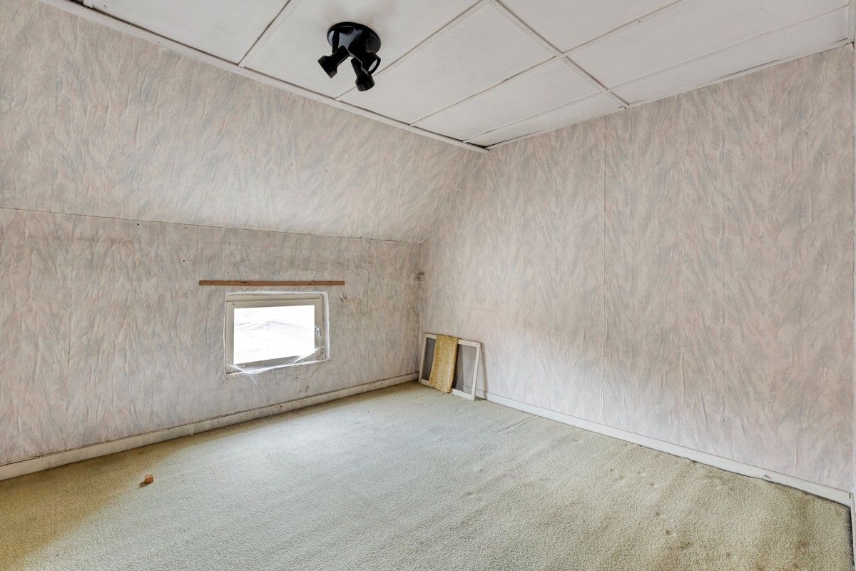 Te renoveren woning met magazijn en tweede oprit! foto 13