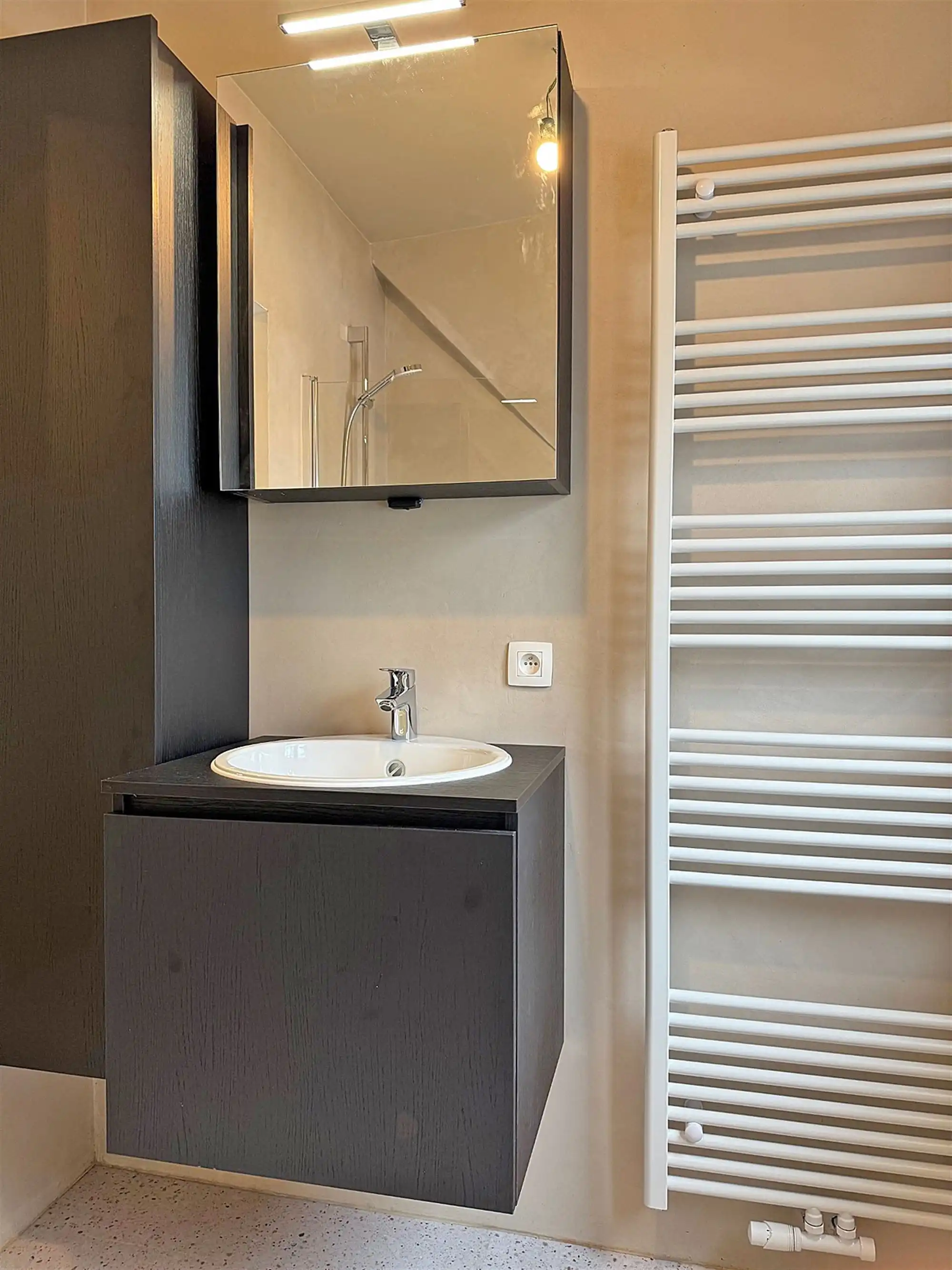 INSTAPKLARE gerenoveerde WONING met 3 slpks, badk., garage & tuintje/terras. foto 18