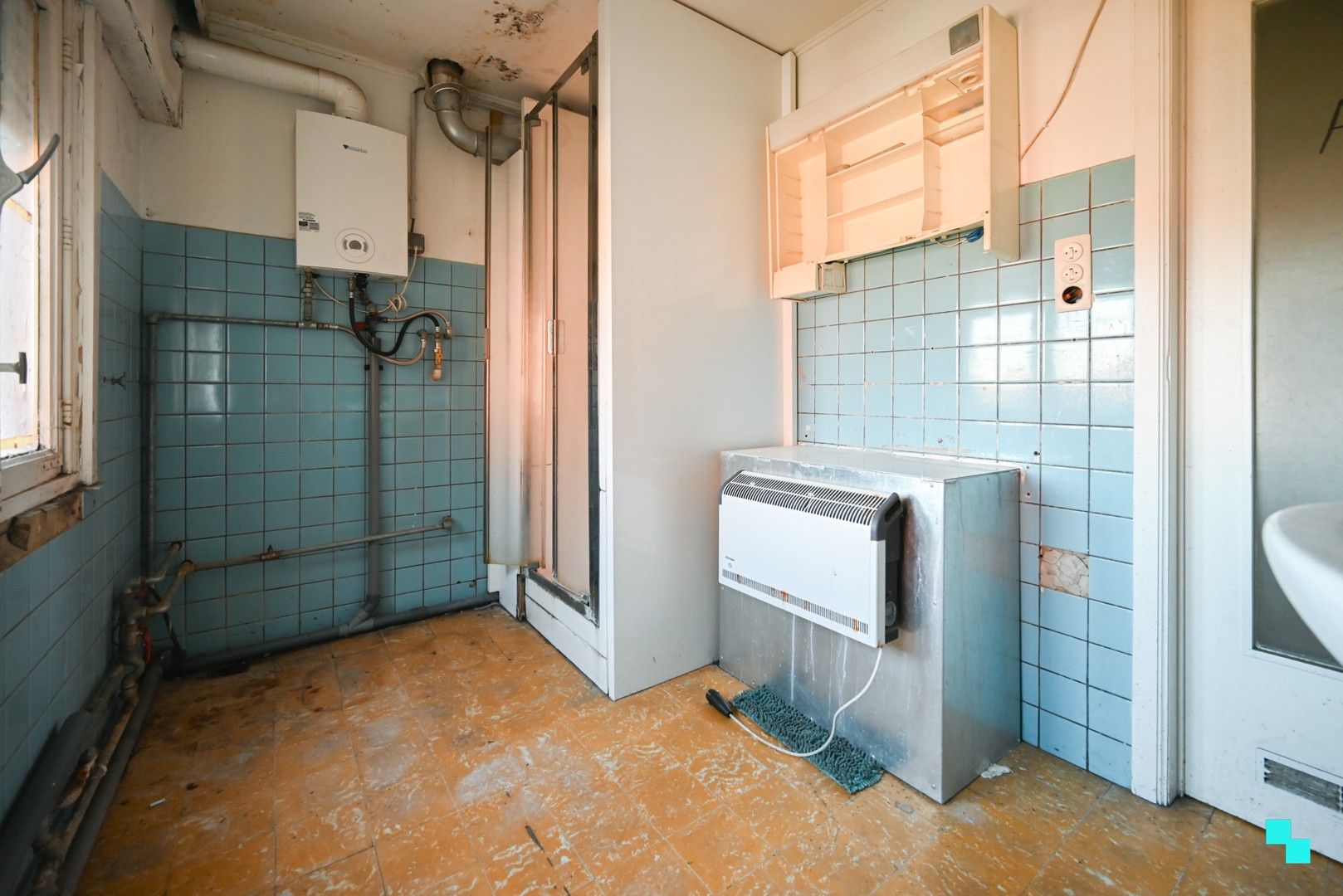 Ruime, te renoveren ééngezinswoning met achteruitweg te Emelgem foto 17