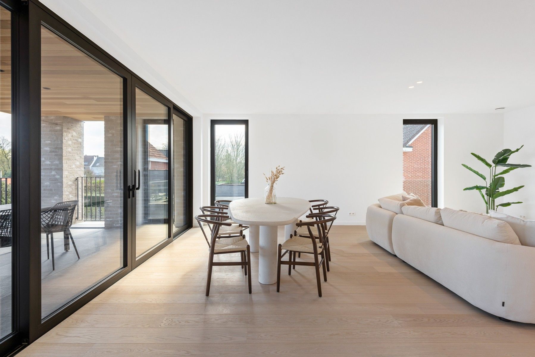 Prachtig afgewerkt nieuwbouwappartement inclusief 2 carports en 2 ruime bergingen. foto 6