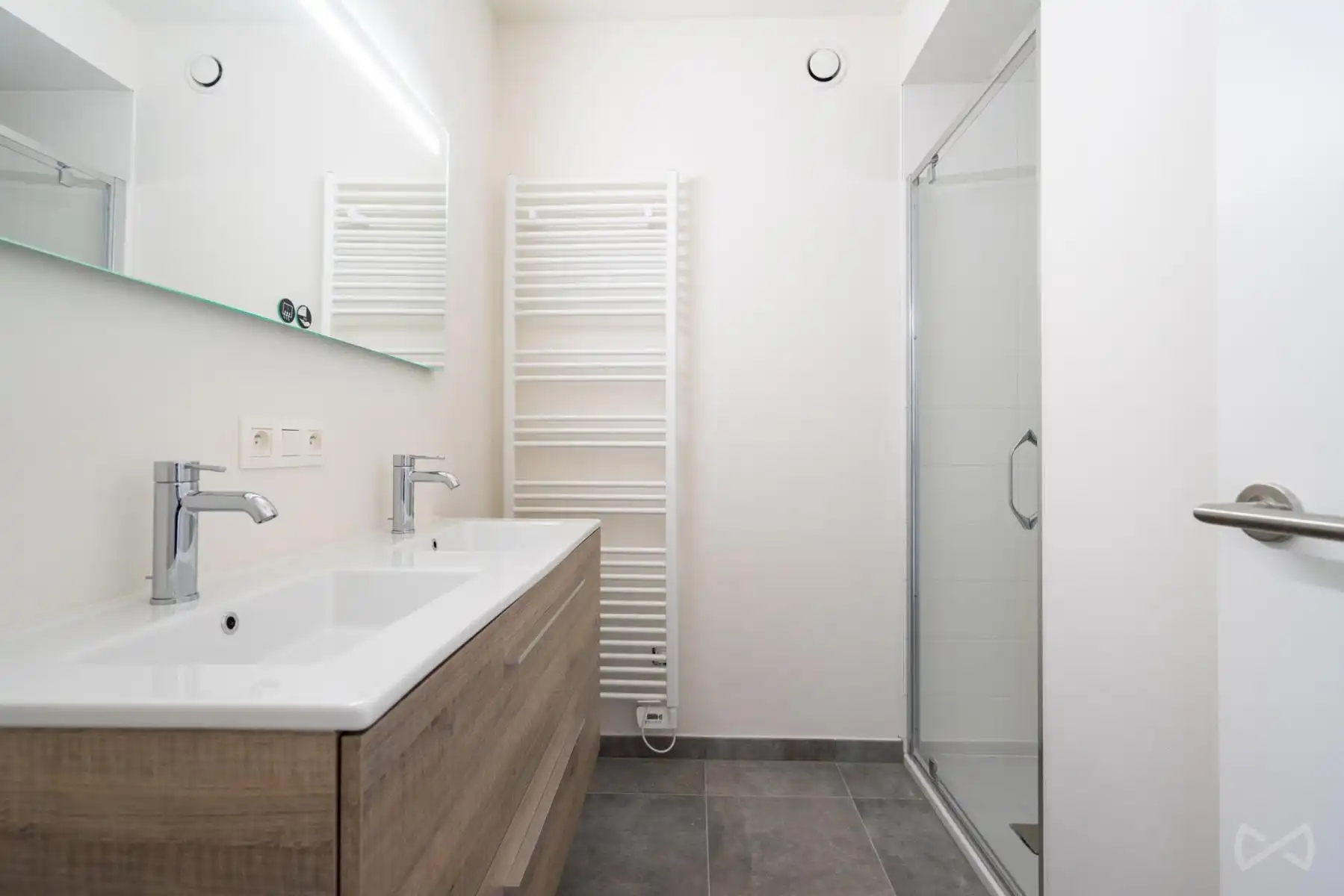 Nieuwbouw met terras en staanplaats  foto 8