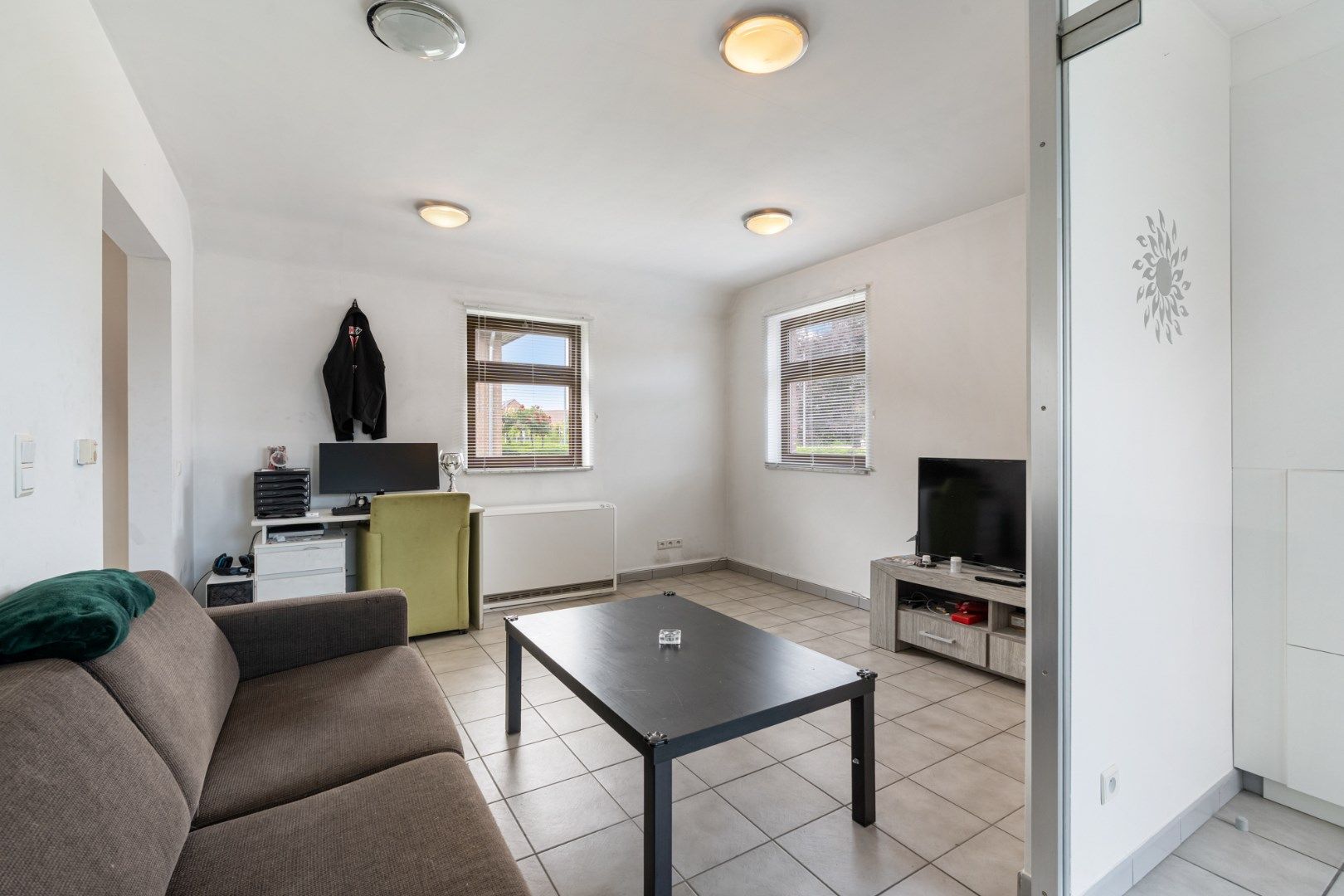 Comfortabel gebouw, onderverdeeld in een gelijkvloers appartement en een woning (210 + 210A), op een perceel van 9a60 met diverse mogelijkheden (kangoeroewoning foto 5