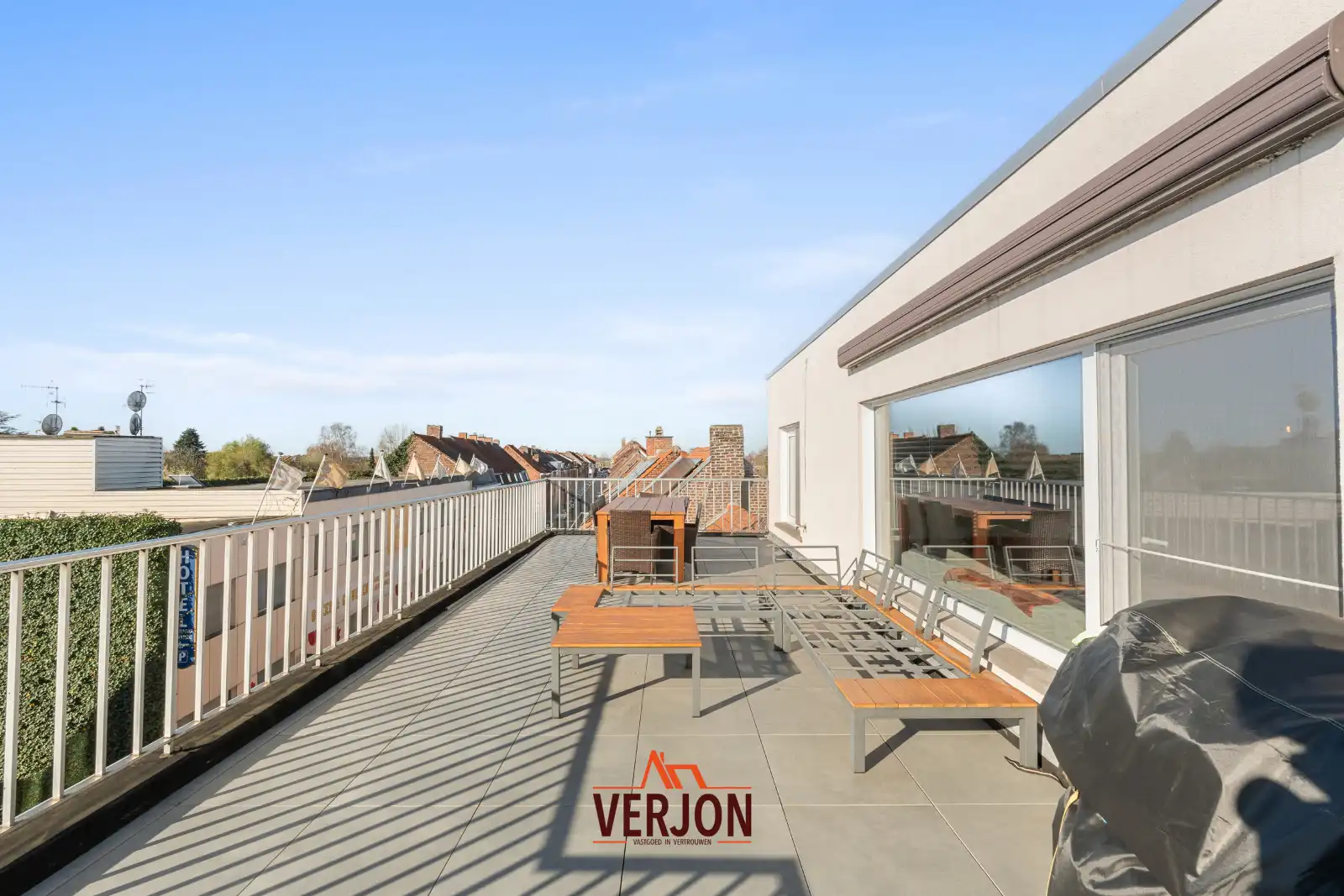 Instapklaar appartement met twee ruime terrassen! foto 3