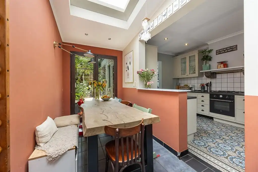 Karaktervolle gezinswoning met 4 slaapkamers en zonnige stadstuin foto 2