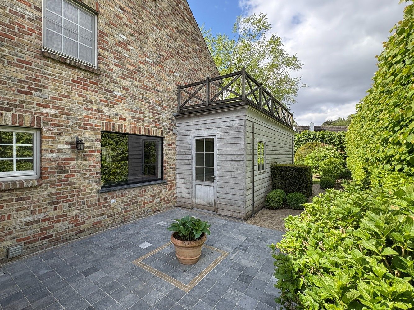 Hedendaags landelijk en rustig wonen in deze opmerkelijke villa met aangelegde tuin. foto 36