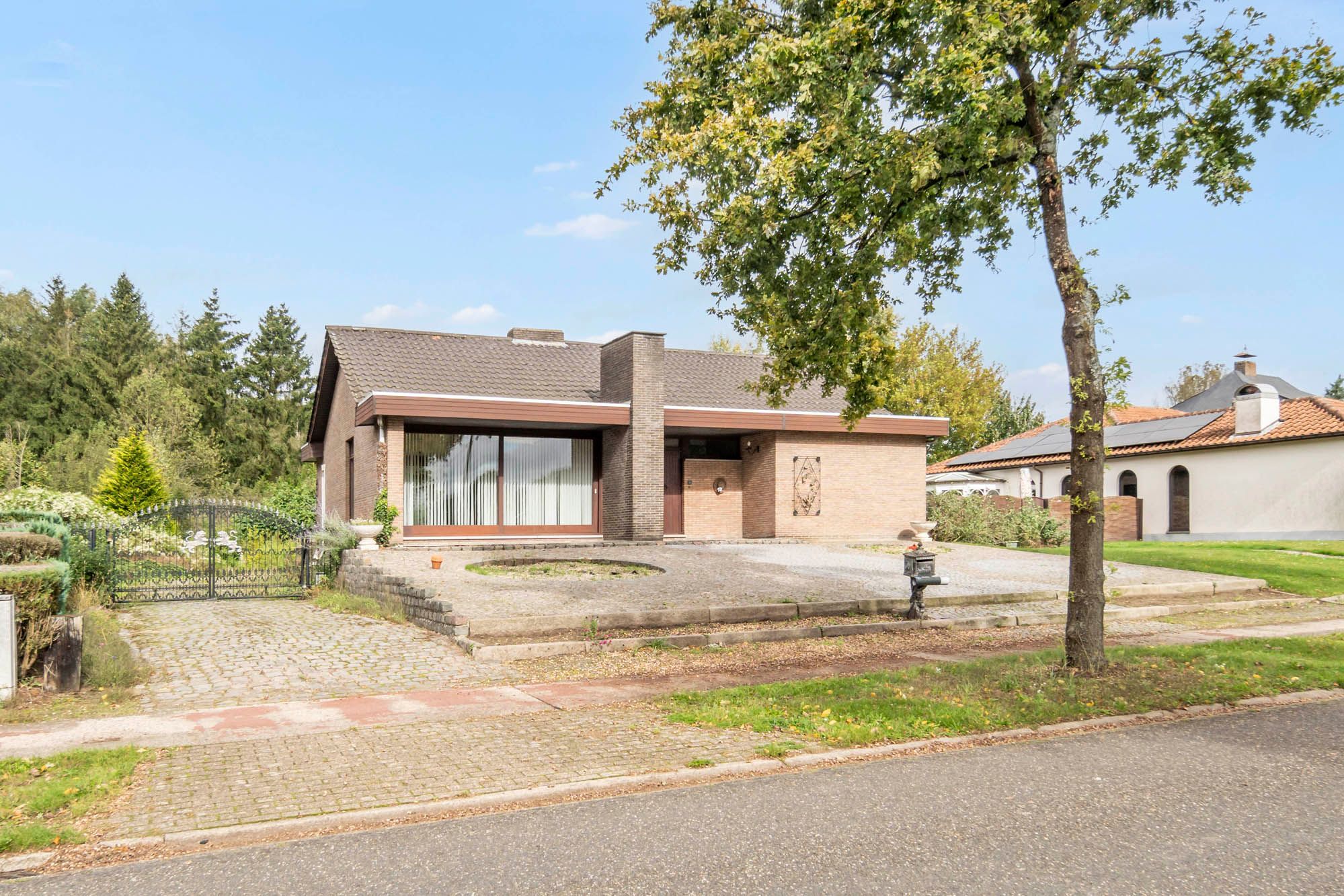 Groen gelegen bungalow op een ruim perceel van 1.754m². foto 1