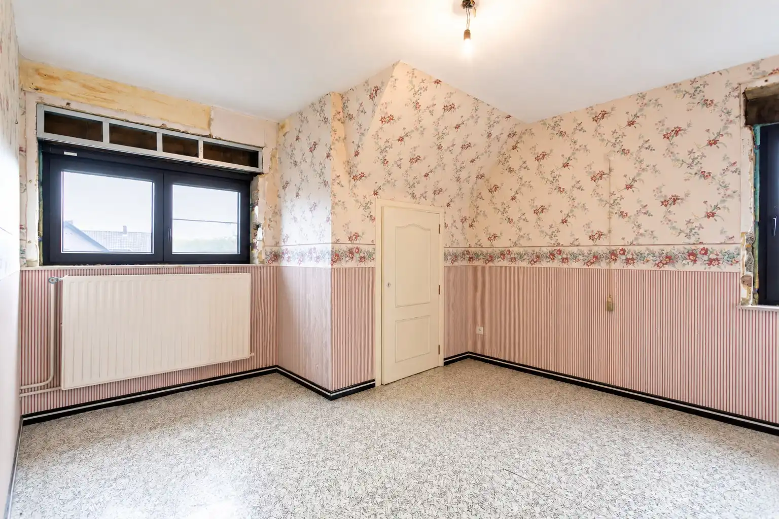 Ruime woning te Pajottegem met 4 slpks, garage en tuin op +-10a! foto 23
