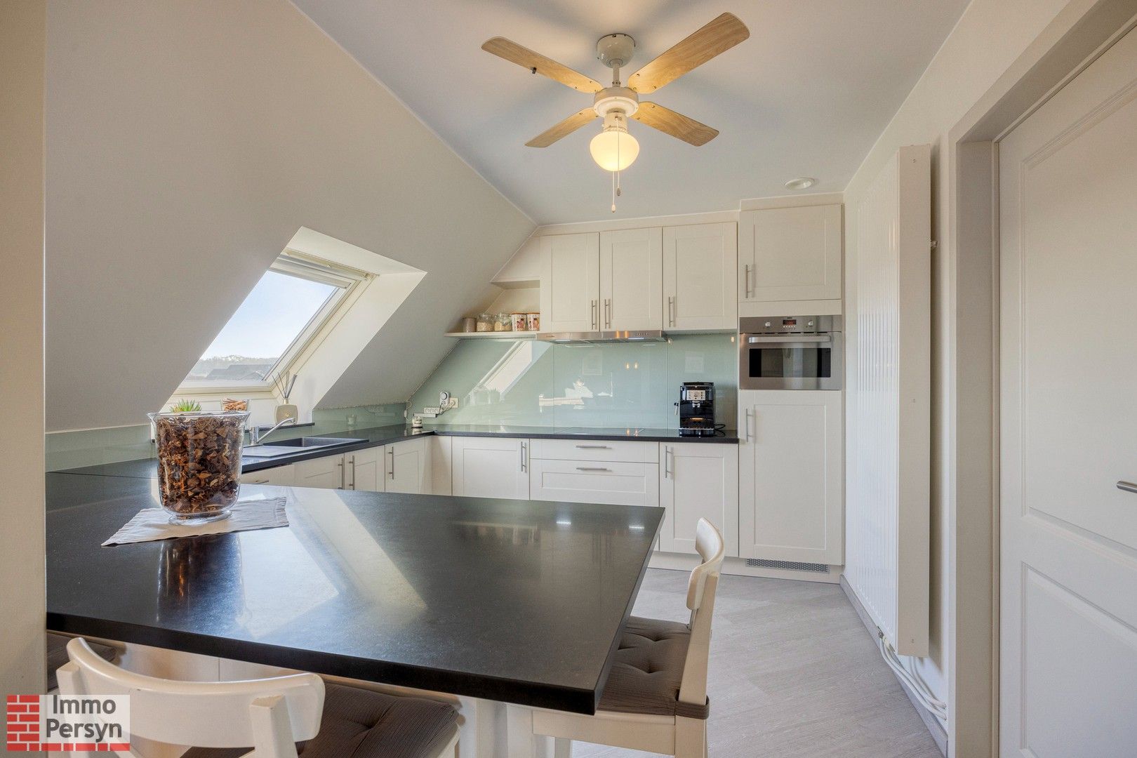 instapklaar appartement, 2 slpkmrs, lift, berging en garage foto 4