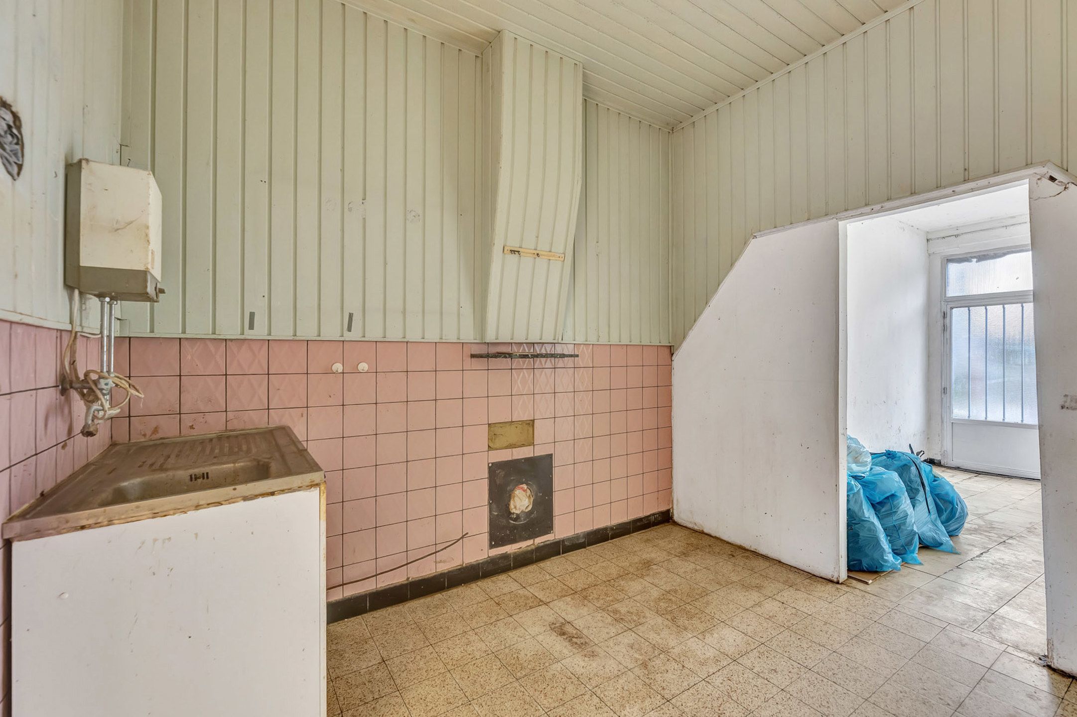 Te renoveren woning met garage en tuin foto 7
