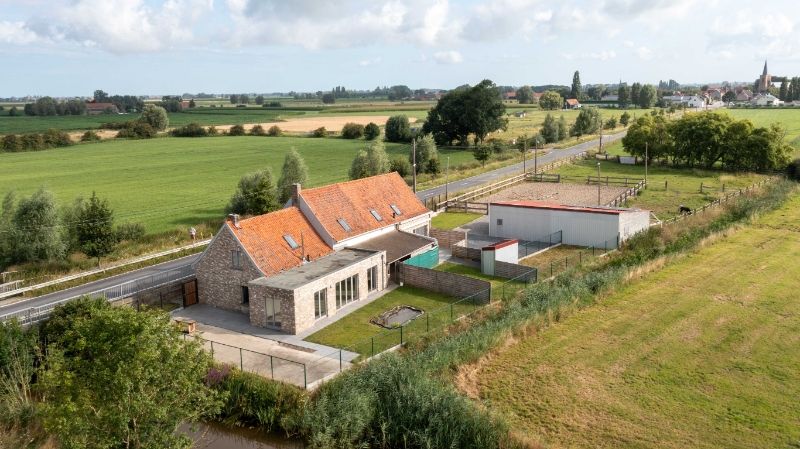 Hoofdfoto van de publicatie: Groot-Diksmuide. Nieuwkapelle. Idyllisch gelegen charmante PAARDENHOEVE MET STALLINGEN, PADDOCK EN WEILAND gelegen in uitgestrekt natuurgebied en waterbeddingen.  UNIEK STUKJE PARADIJS