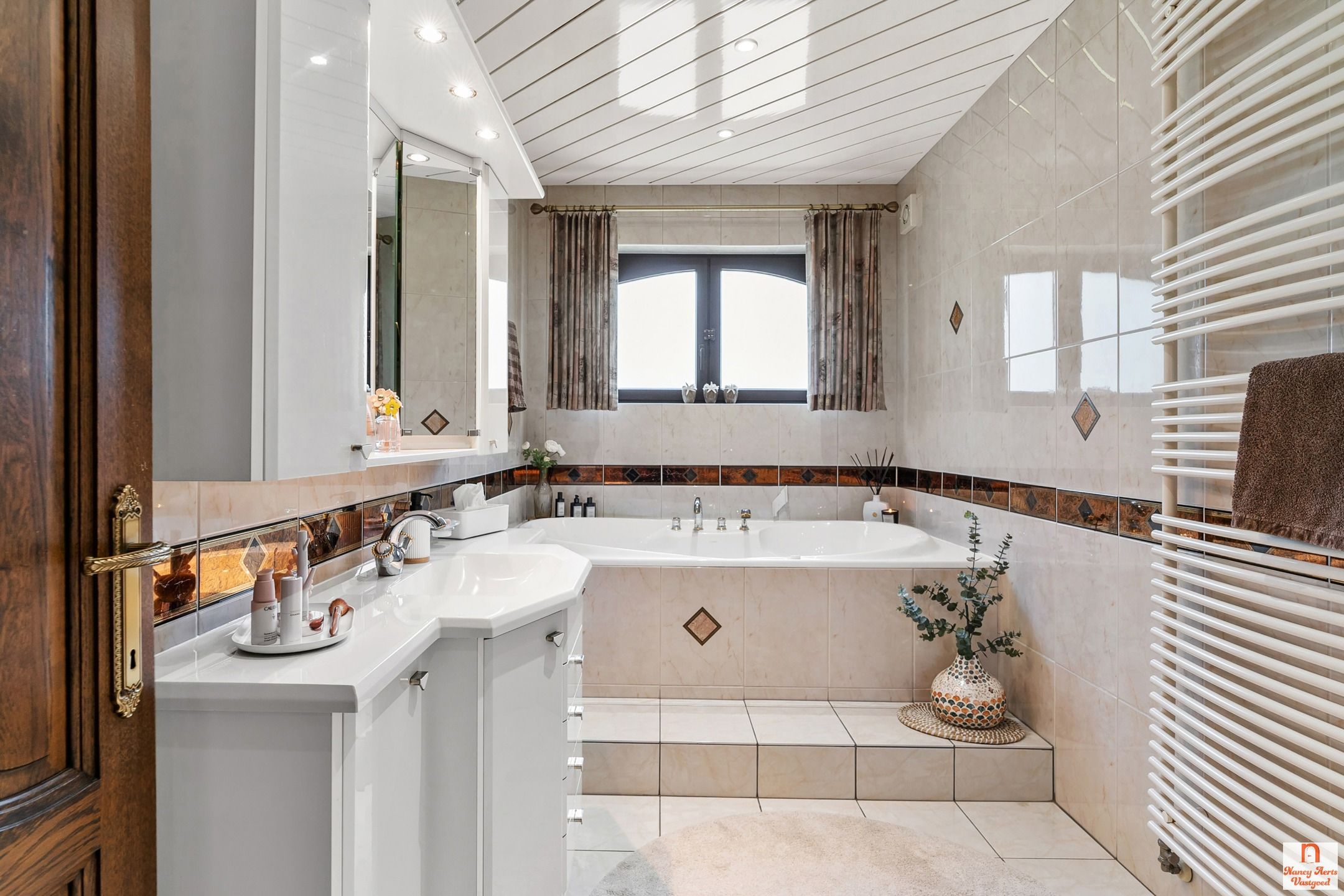 Luxueuze villa met overdekt zwembad, bos en weiland foto 17