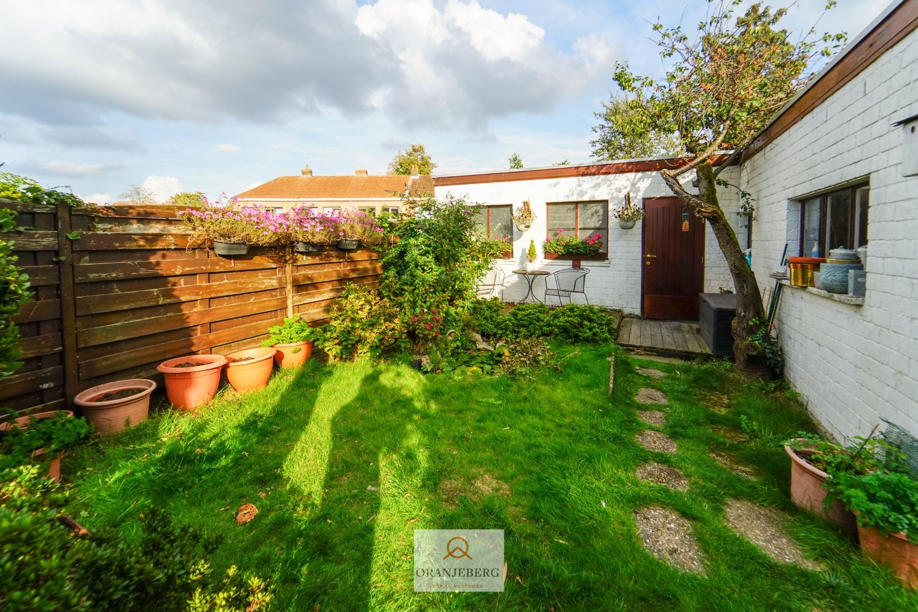 COMPROMIS IN OPMAAK! Charmante halfopen woning met oprit, tuin én garage te koop nabij UZ foto 19