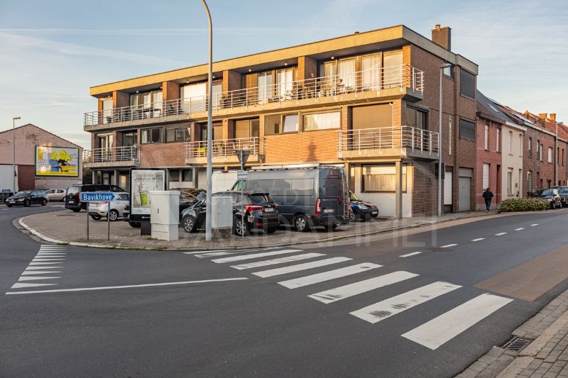 winkelruimte of kantoor met bijhorend appartement met 3 slaapkamers. Garage in de kelder foto 2