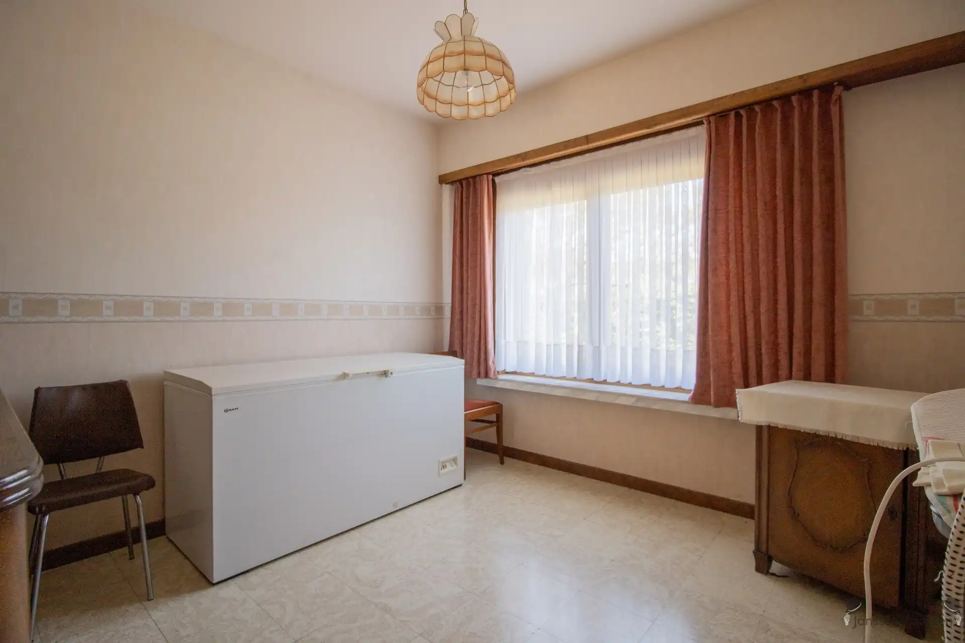 Ruime op te frissen woning met 4 slaapkamers en ruime garage op 1.276 m² foto 14