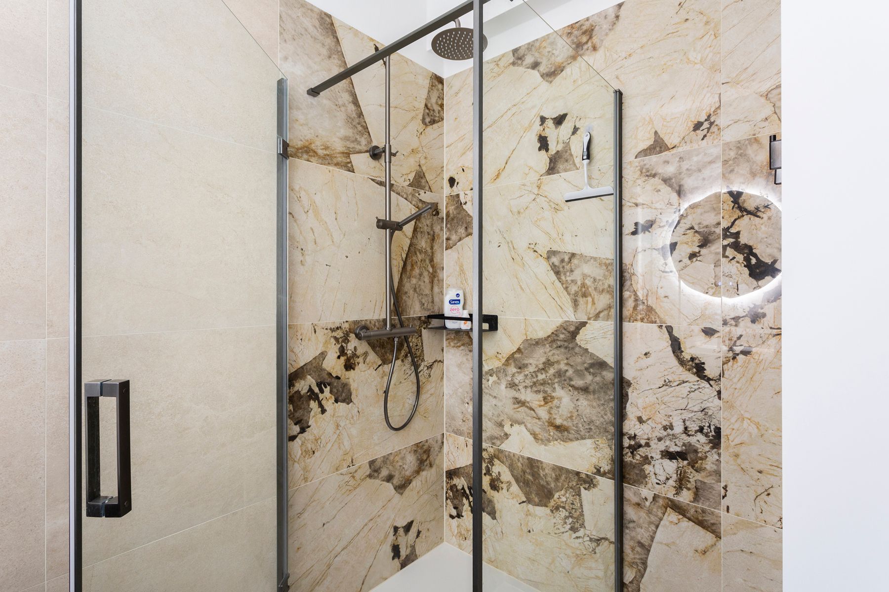 Gemeubeld appartement met buitenruimte aan het Zuidpark foto 10