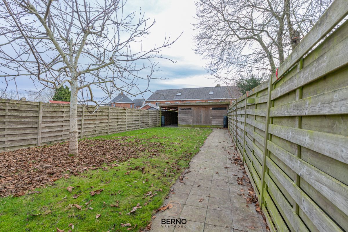 Building met praktijkruimte en 2 appartementen op commerciële locatie foto 25