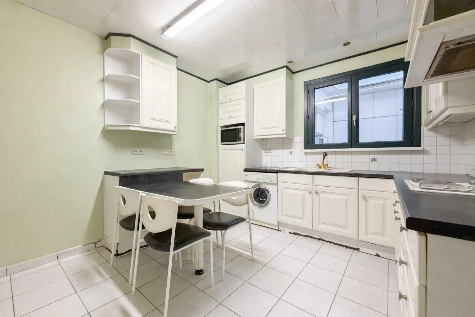 Handelspand bestaande uit winkel met woning, productieatelier en groot magazijn, Torhout foto 5