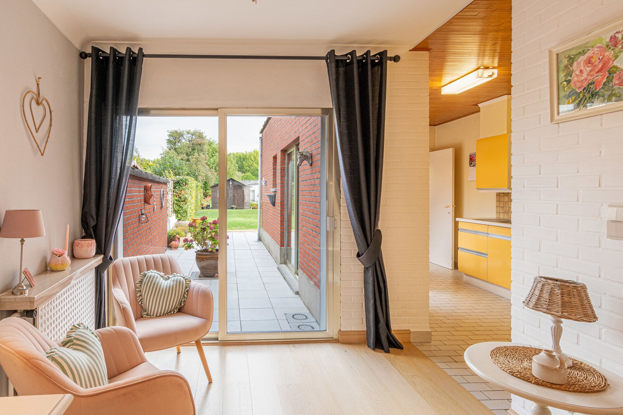 Gezellige woning met grote tuin en garage op toplocatie  foto 3