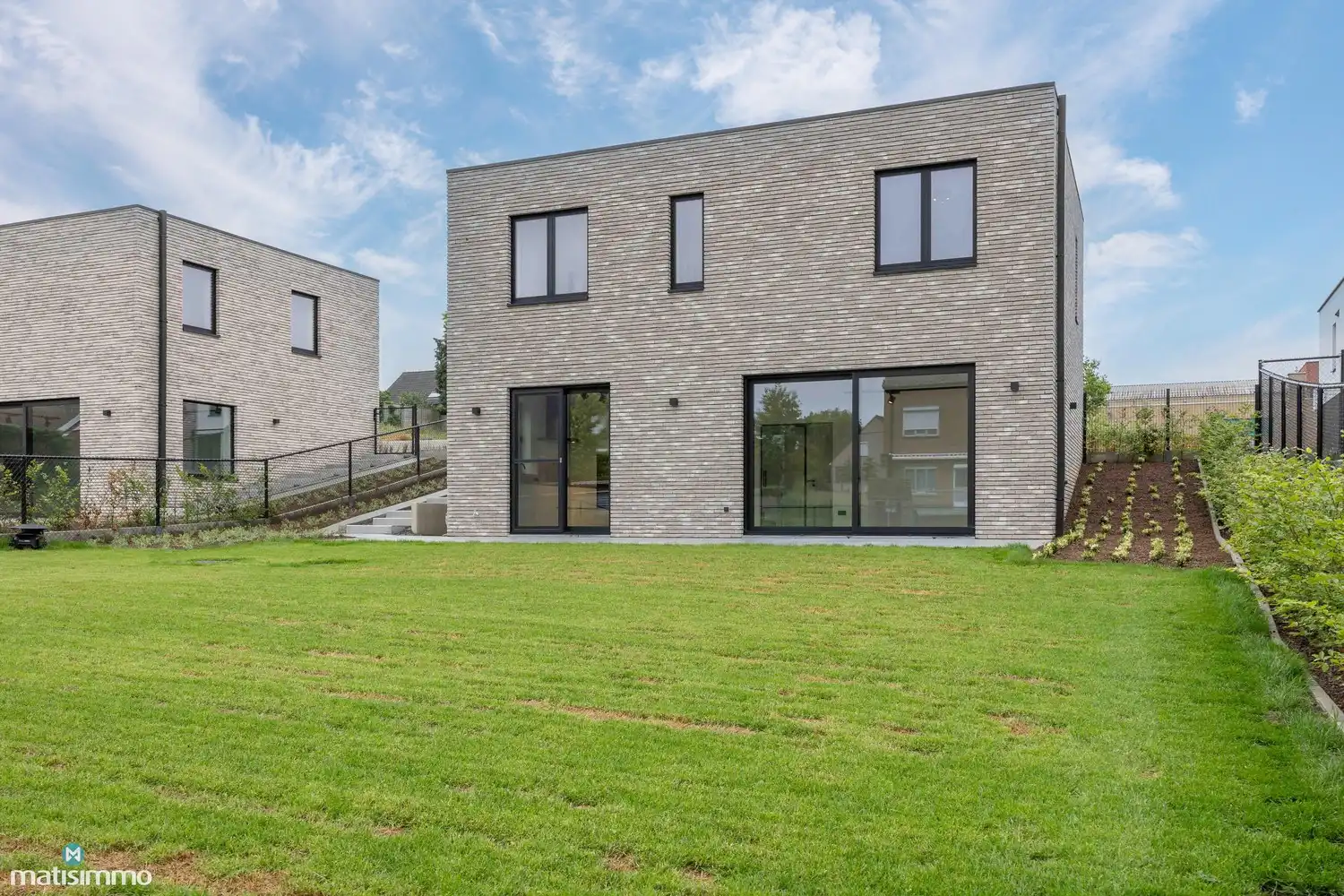 HOOGWAARDIG AFGEWERKTE NIEUWBOUWWONING MET DRIE SLAAPKAMERS EN TUIN (INCLUSIEF TUINONDERHOUD) TE RIEMST foto 24