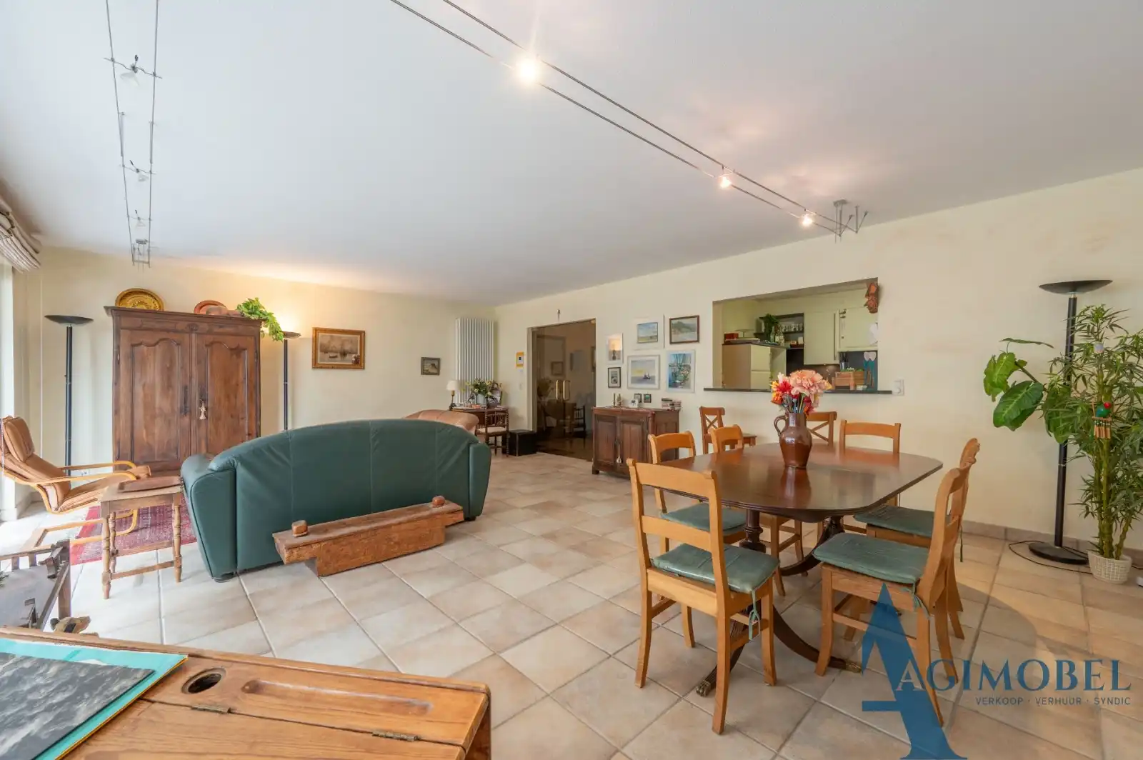 Uitzonderlijk ruim appartement met 4 slaapkamers, veel lichtinval en garage mogelijk vlakbij het Rubensplein! foto 4