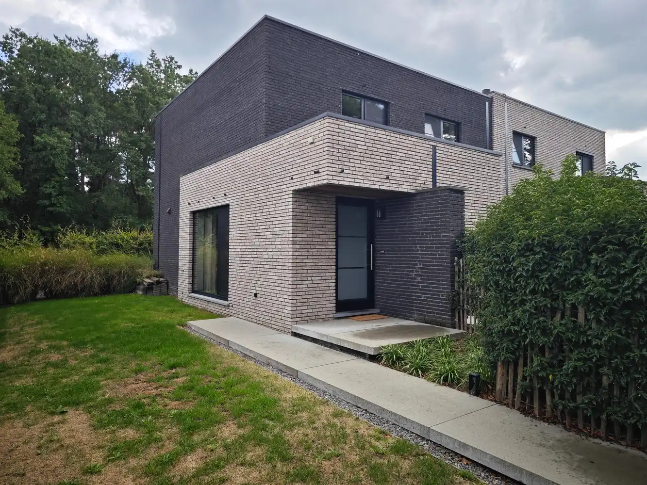 Uitstekend gelegen energiezuinige gezinswoning met 3 slpks foto {{pictureIndex}}