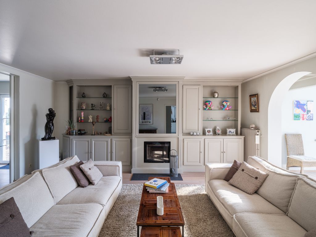 Instapklare, vrijstaande woning met zwembad op een zonnig perceel, drie slaapkamers en de mogelijkheid voor een praktijkruimte in een rustige omgeving. foto 2