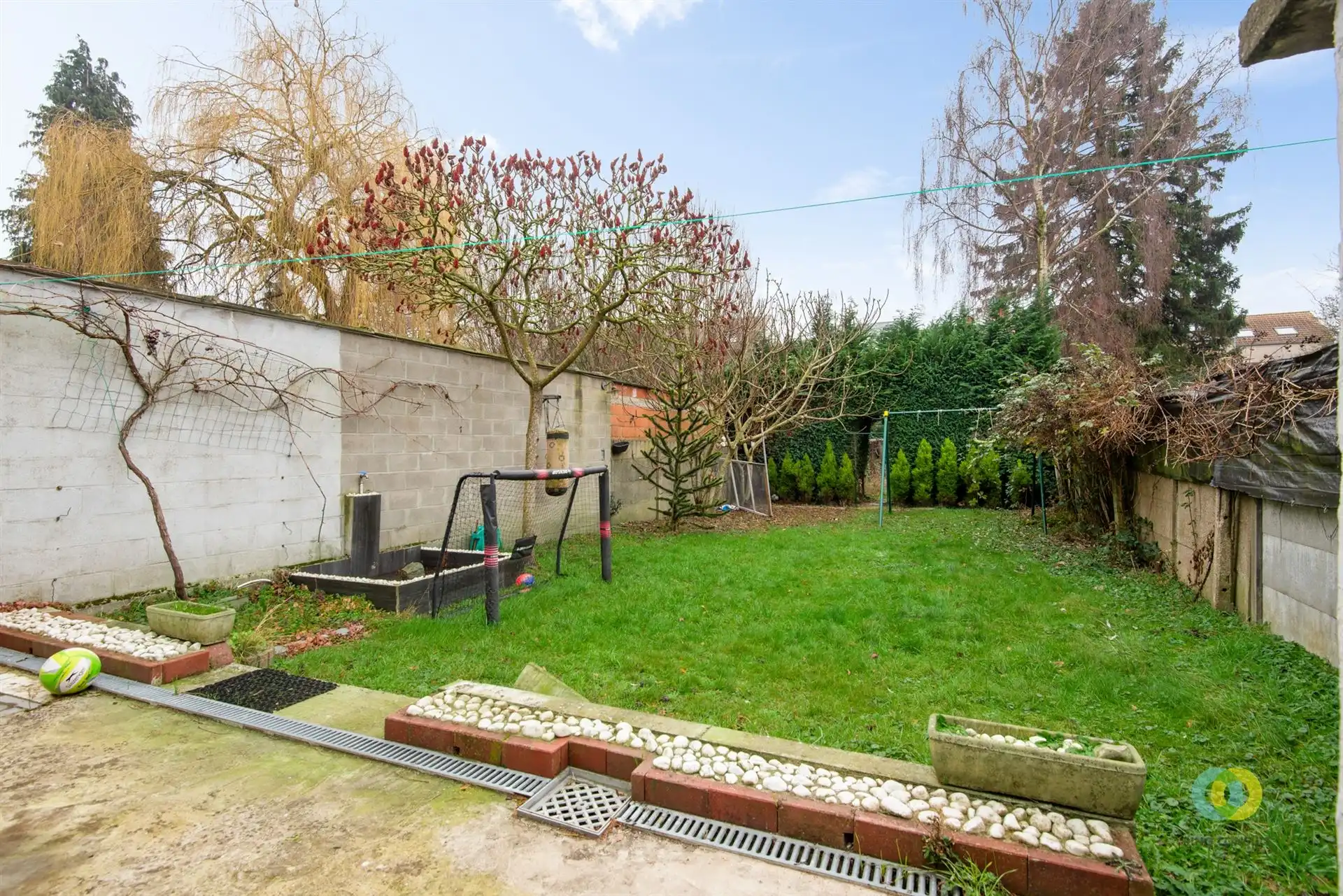 Ruime te renoveren woning met tuin en garage foto 7