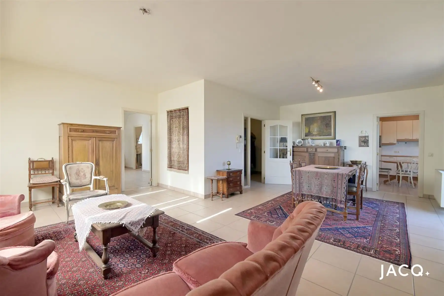 Instapklaar dakappartement met 2 à 3 slpk's, terras en mogelijk autostaanplaats! foto 4